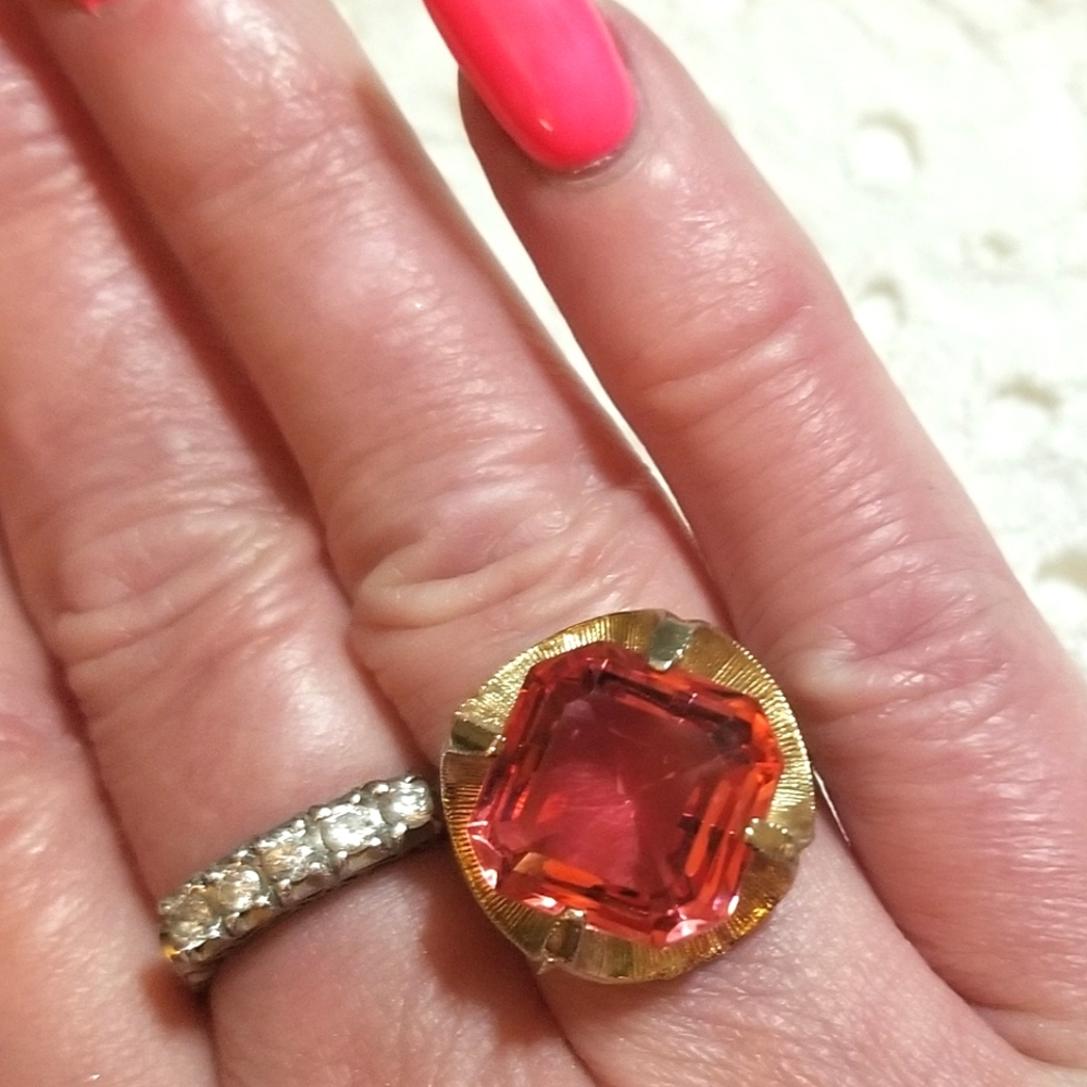 Pretty in Pink! Vintage 1970s Large Pink Glass Gold plated Ring - Picture 8 of 8